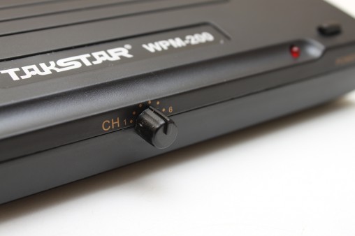 Takstar WPM-200 имеет 6 каналов. Переключатель тугой и невнятный.